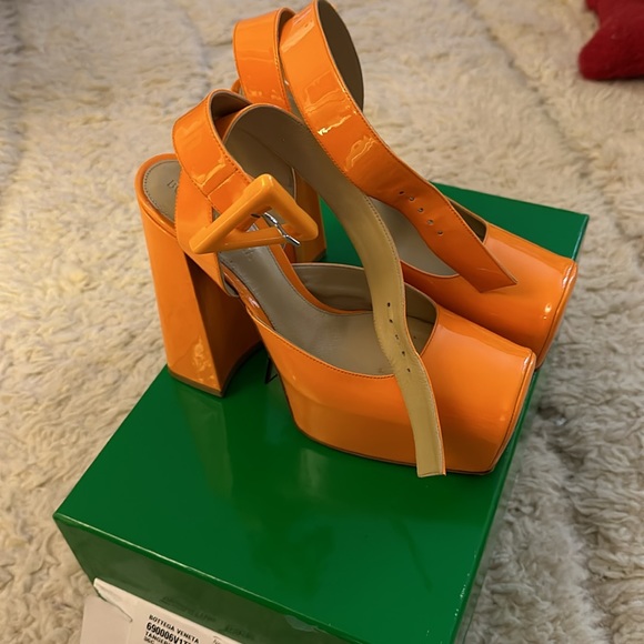 Bottega Veneta size 36 tangerine tower pump